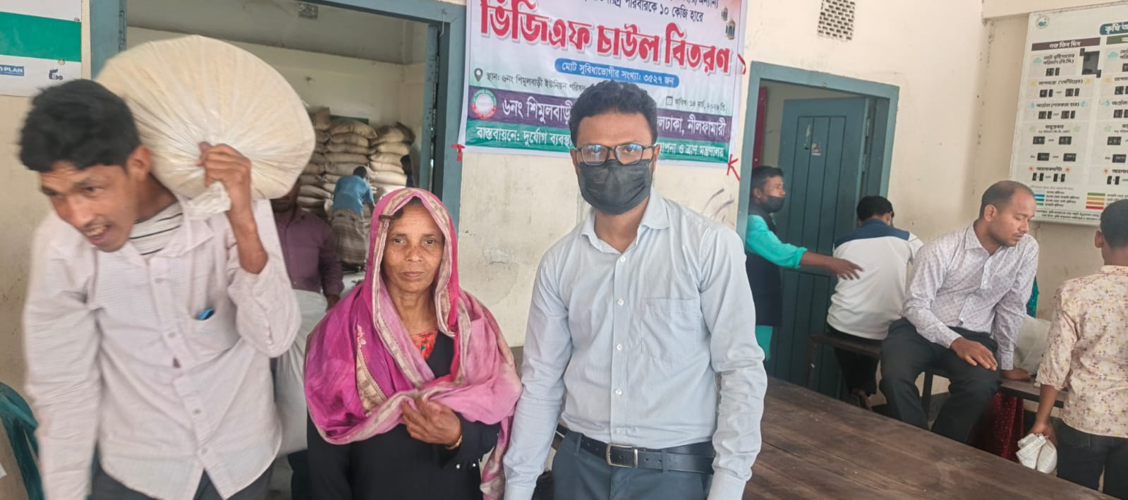 শিমুলবাড়ী ইউনিয়নে ৩৫২৭ জন সুবিধাভোগীর মাঝে ভিজিএফ চাল বিতরণ