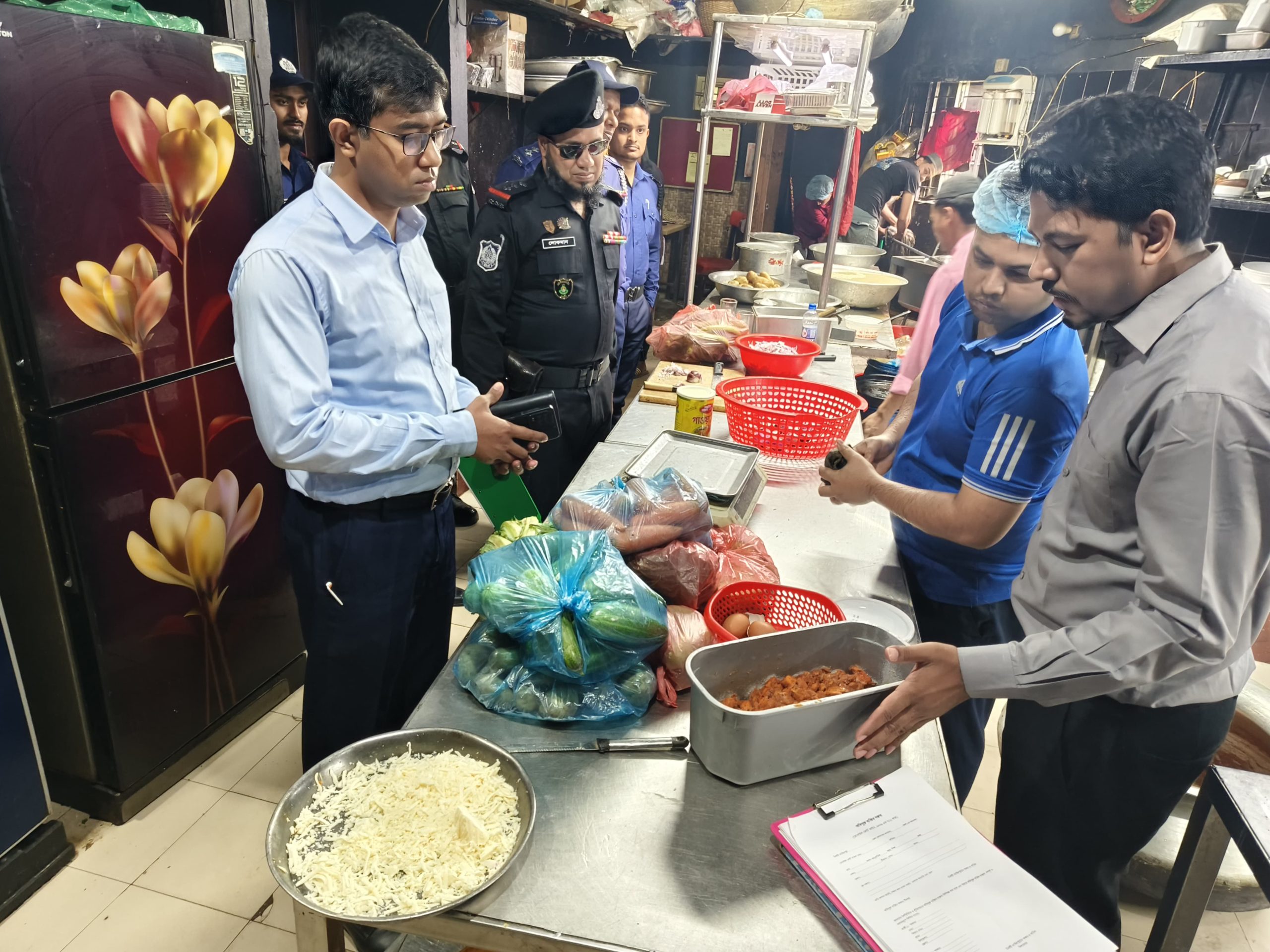 কুলাউড়ায় ভ্রাম্যমাণ আদালতের অভিযান : বিভিন্ন প্রতিষ্ঠানকে  ২ লক্ষ টাকা জরিমানা