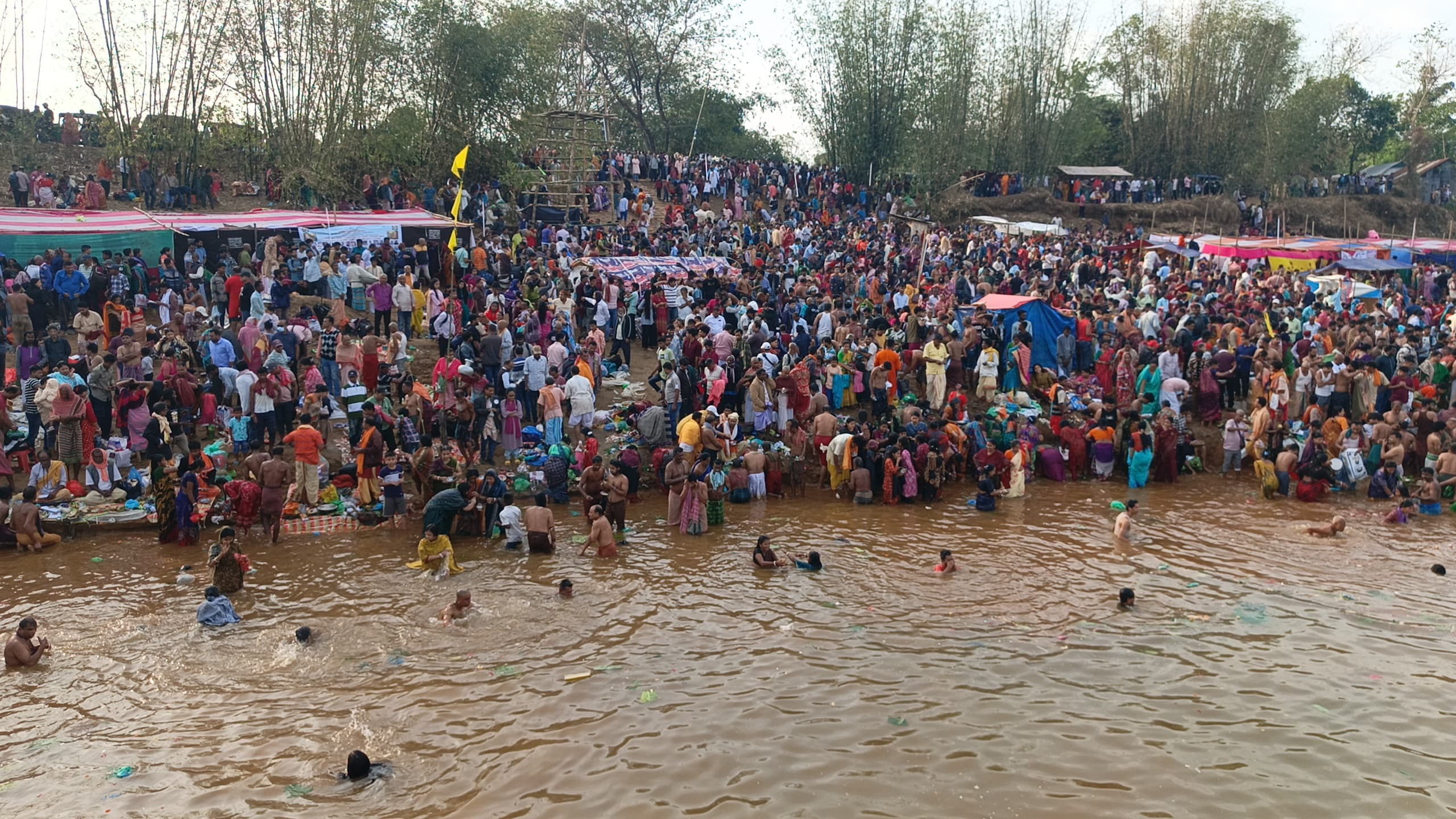 সুনামগঞ্জে গঙ্গাস্নানে পূন্যার্থীদের ঢল অতিরিক্ত ভাড়া আদায়!