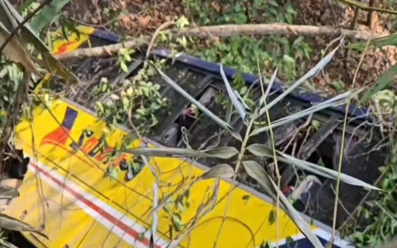 বান্দরবানে খাদে পর্যটকবাহী বাস, আহত ৩০