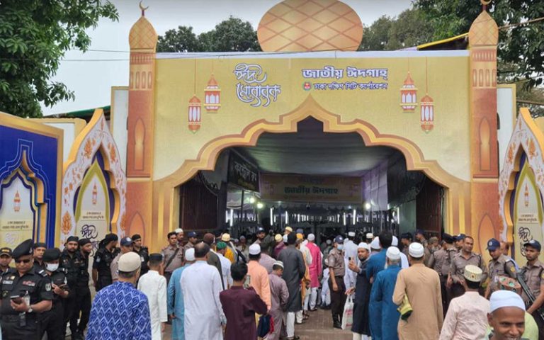 সারা দেশে পবিত্র ঈদুল ফিতর উদযাপিত হচ্ছে