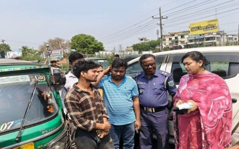 কাশিনাথপুরে যাত্রীবেশে প্রশাসনের অভিযান: অতিরিক্ত ভাড়া নেওয়ায় ৫ সিএনজিচালককে জরিমানা