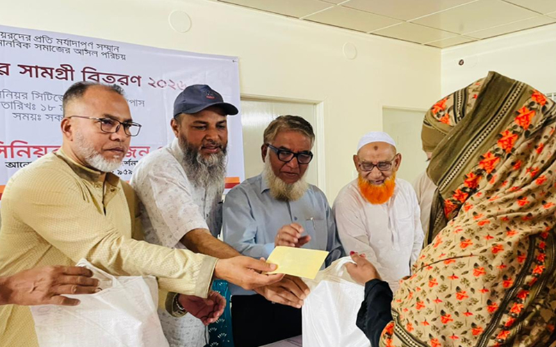 দর্শনায় বৃদ্ধাশ্রমে নগদ অর্থ ও ঈদ উপহার বিতরণ