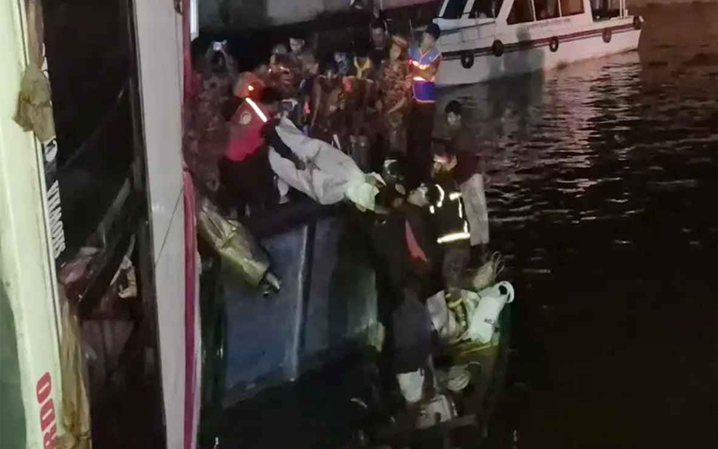 পদ্মায় বাসডুবি: তলিয়ে যাওয়া বাস উদ্ধার, নি.হ.ত বেড়ে ২৩