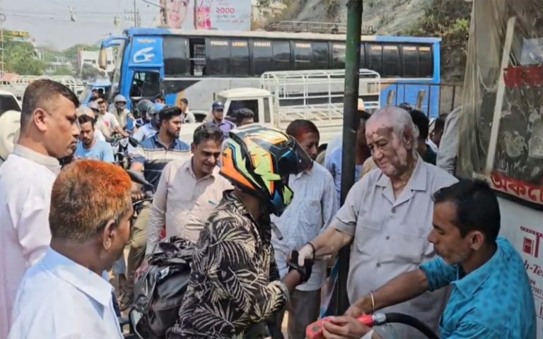 বান্দরবানে বন্ধ ফিলিং স্টেশন খুলে নিজেই তেল বিতরণে সাচিং প্রু জেরী