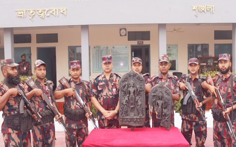 নওগাঁ সীমান্তে কষ্টিপাথরের দুই প্রাচীন মূর্তি উদ্ধার