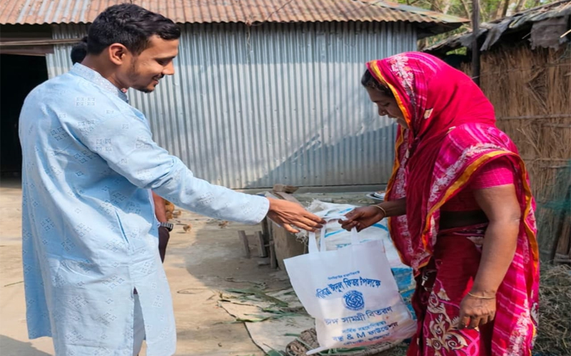 রৌমারীতে দুস্থদের মাঝে ঈদ উপহার বিতরণ