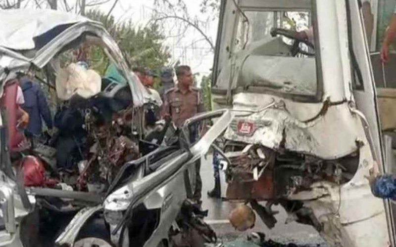 বাগেরহাটে বাস-মাইক্রোবাস মুখোমুখি সংঘর্ষে নিহত বেড়ে ১৩