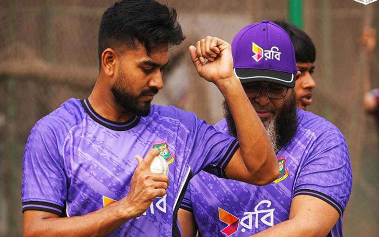 মিরাজের পারফরম্যান্স নিয়ে যা বললেন মুশতাক