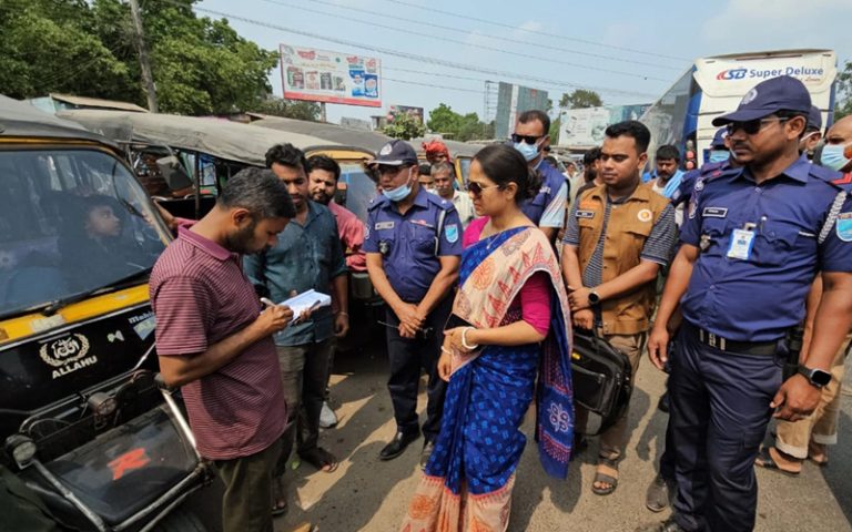 ইউএনও সাথী দাসকে যাত্রী ভেবে বাড়তি ভাড়া দাবি, অতঃপর...