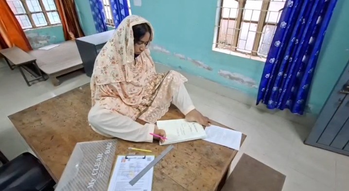 জন্ম থেকেই হাত অচল তবুও থামেনি স্বপ্ন- পা দিয়ে লিখে মাস্টার্সে লালমনিরহাটের আরিফা