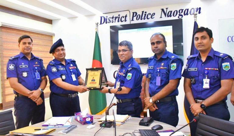 নওগাঁতে ১১ থানার পুলিশ সদস্যগনের মধ্যে শ্রেষ্ঠ ক্যাটাগরিতে পুরষ্কার বিতরন