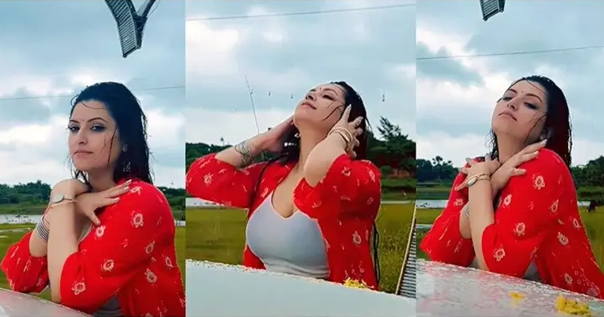 বৃষ্টির ছোঁয়ায় সিক্ত পরীমনি