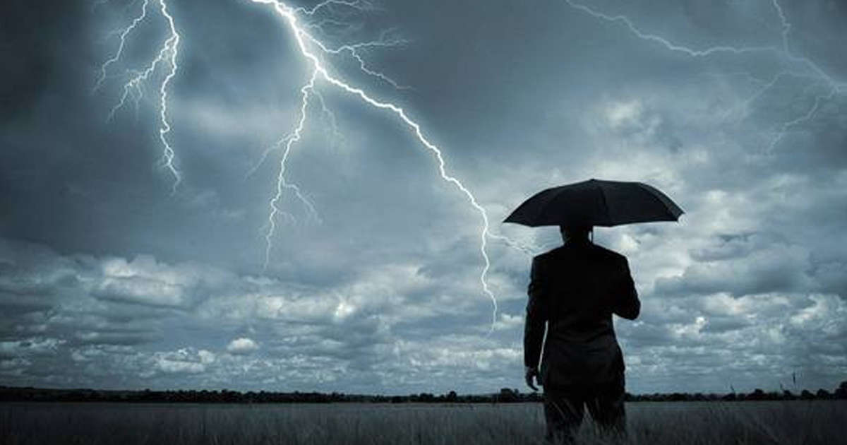 বজ্রপাতের সময় কী করা উচিৎ