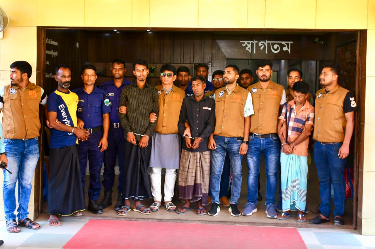 নওগাঁ জেলা পুলিশের অভিযানে মালামালসহ ৪ ডাকাত গ্রেফতার