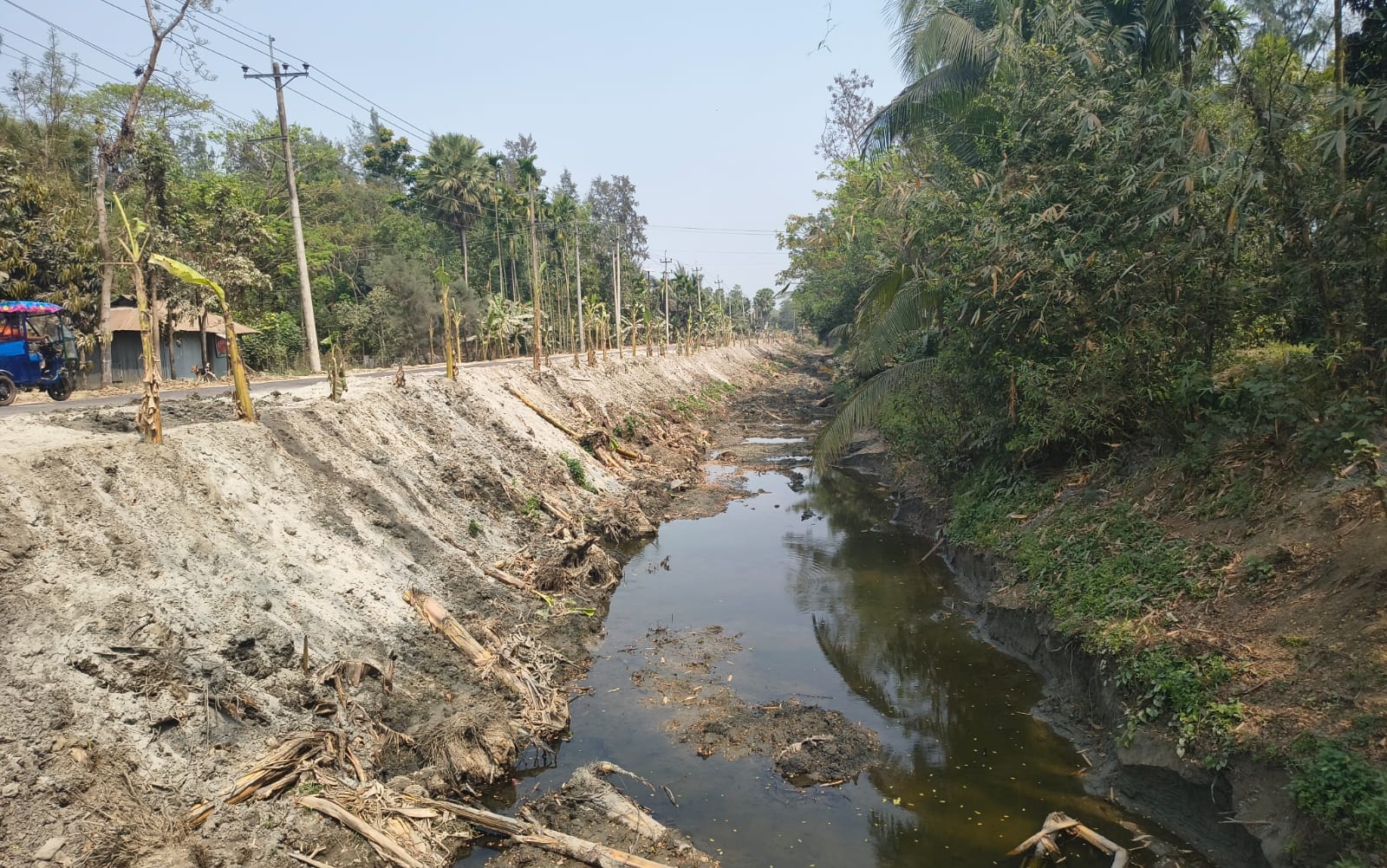 নোয়াখালীতে সড়ক নির্মাণে অবৈধভাবে মাটি উত্তোলনে ঠিকাদারি প্রতিষ্ঠানের বিরুদ্ধে অভিযোগ