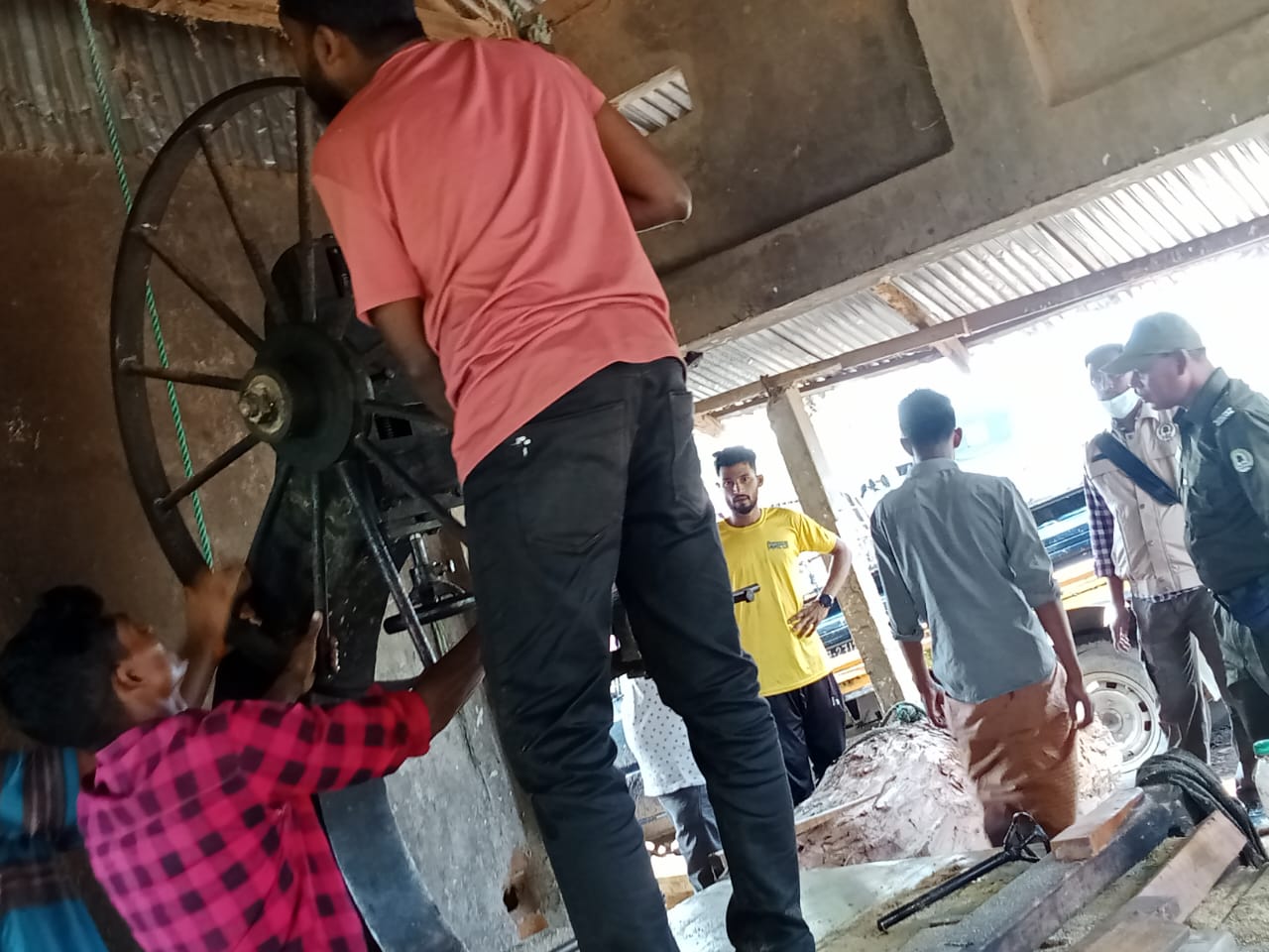 কমলগঞ্জে অবৈধ করাতকল উচ্ছেদ অভিযান