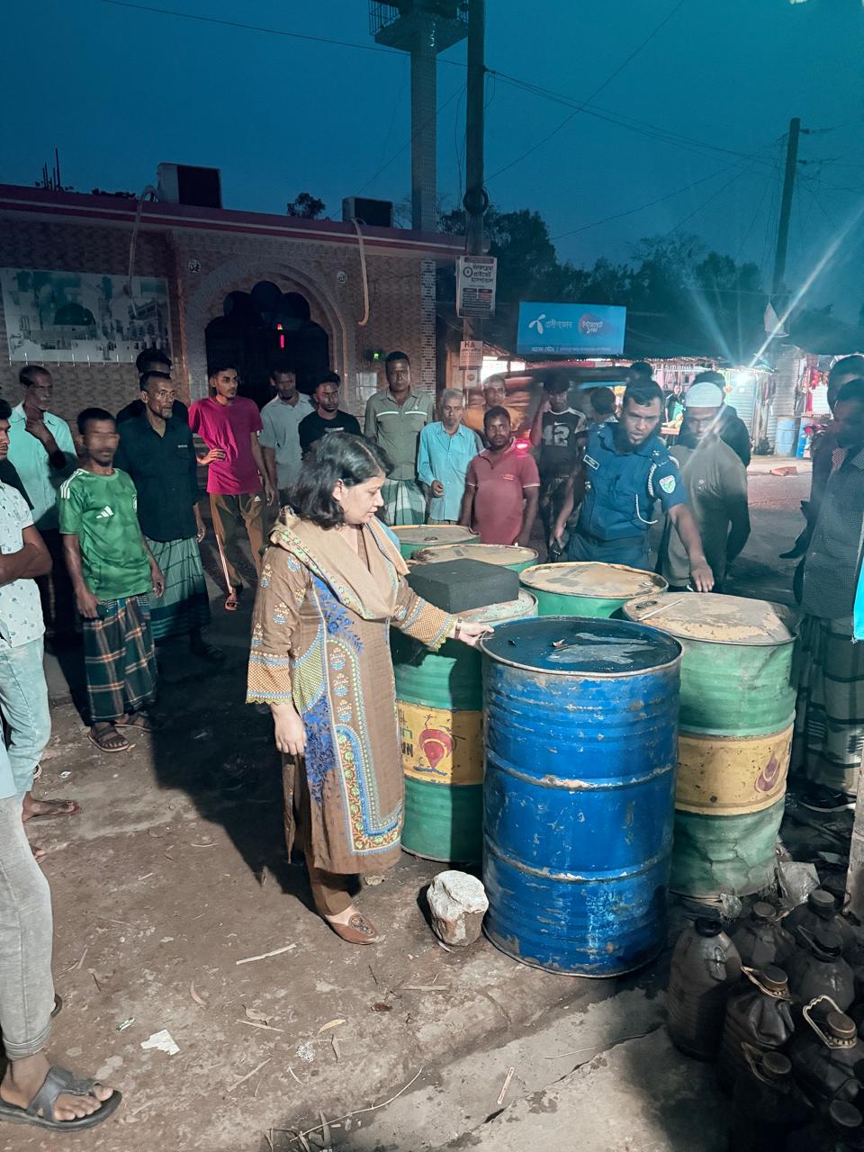 মৌলভীবাজার সদরে জ্বালানি তেল মজুদ ও বেশি দামে বিক্রি: ৪ দোকানে জরিমানা