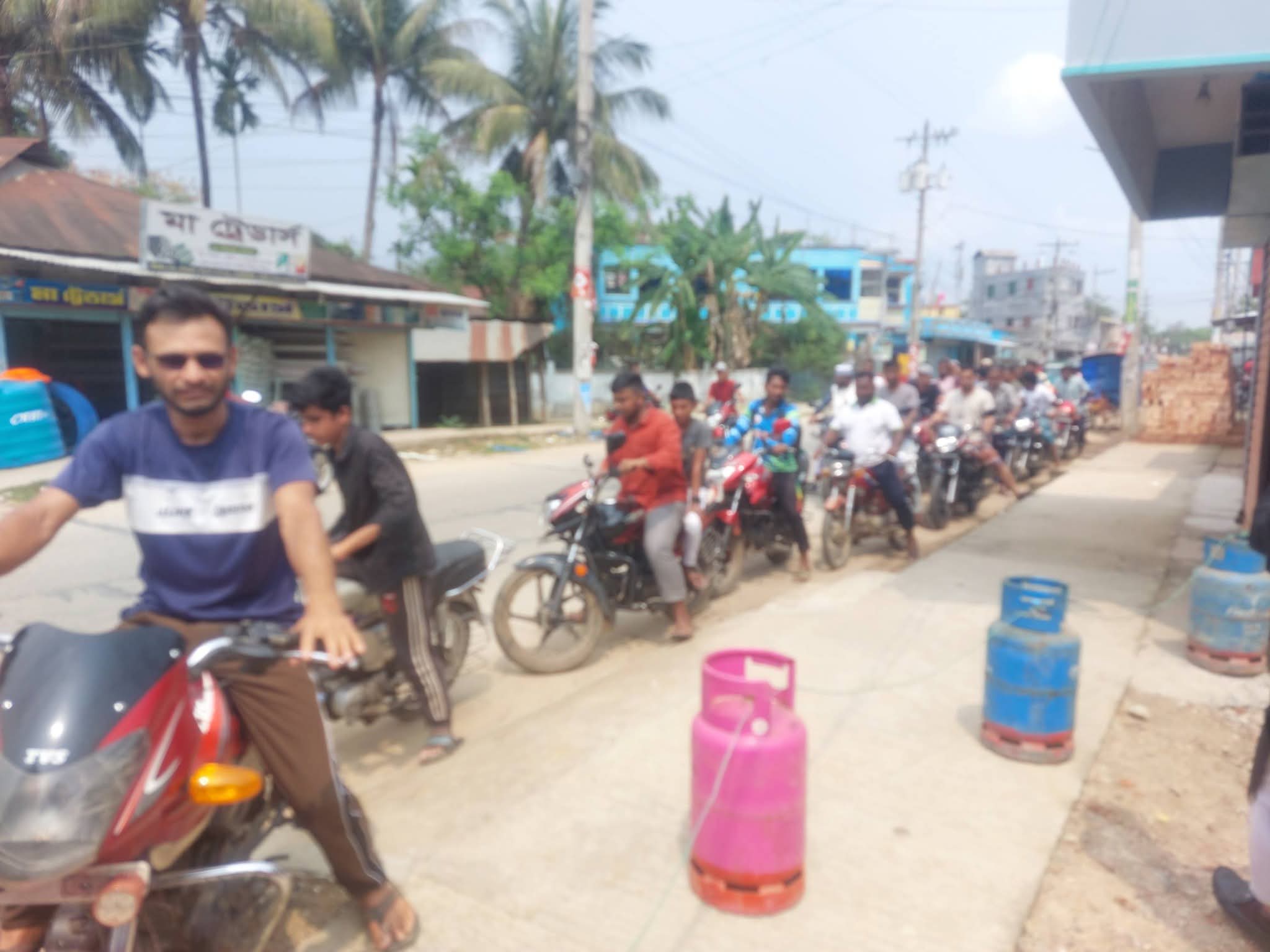 তেল নিয়ে তেলেসমাতি কৃত্রিম জ্বালানি সঙ্কট
