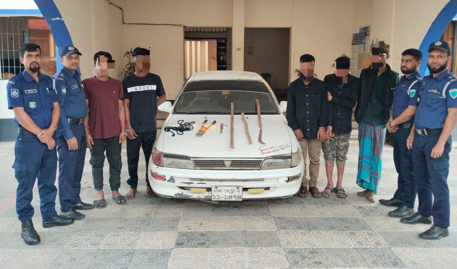 মৌলভীবাজারে প্রাইভেট কার ও অস্ত্রসহ ৫ ডা/কাত গ্রেফতার