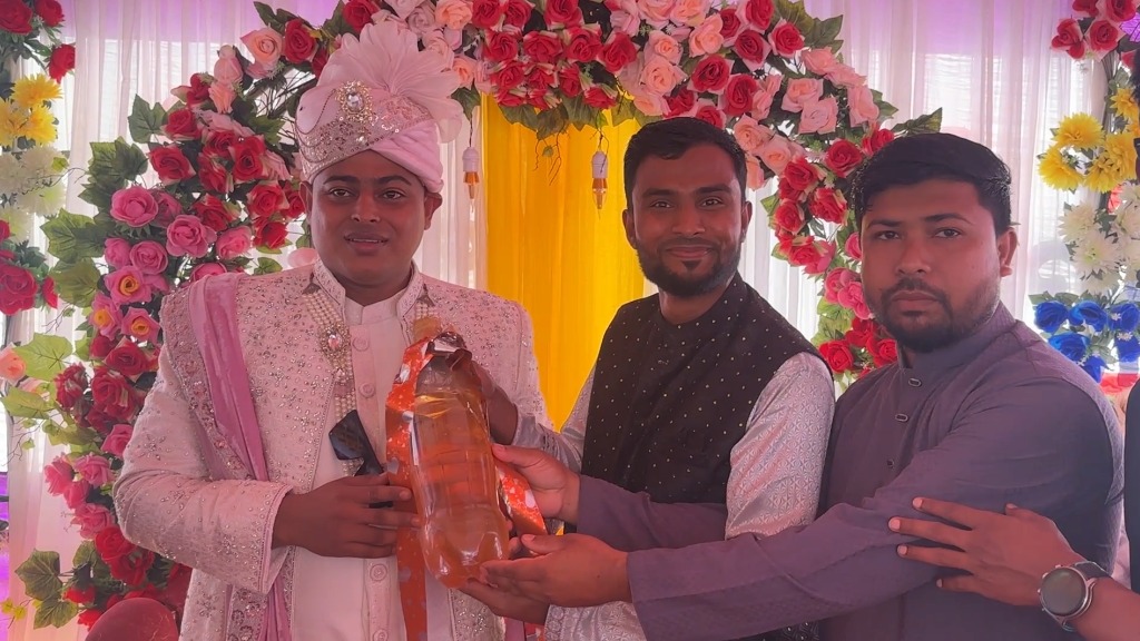 উপহারে যখন বিদ্রূপের ছোঁয়া : সস্তা ‘ভাইরাল’ সংস্কৃতির কবলে সামাজিক মূল্যবোধ