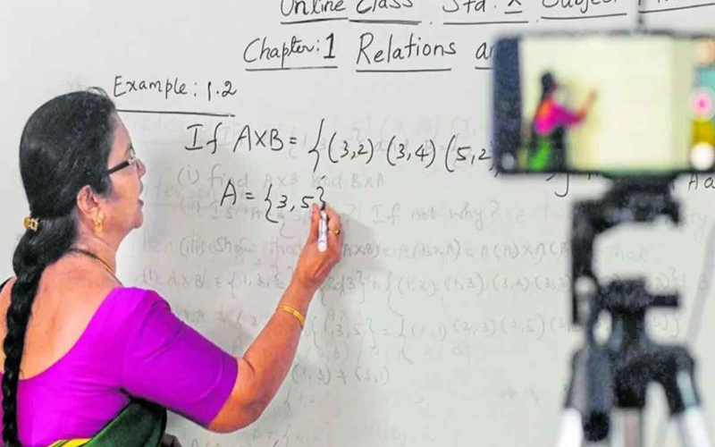 শিক্ষাপ্রতিষ্ঠানে পরীক্ষামূলকভাবে শুরু হয়েছে অনলাইন ক্লাস