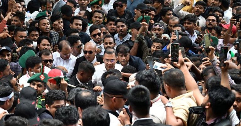 ঢাকা বিশ্ববিদ্যালয় ক্যাম্পাসে পায়ে হেঁটে নজির সৃষ্টি করলেন প্রধানমন্ত্রী
