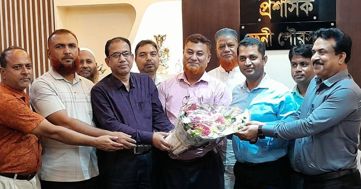 ফেনী পৌরসভার নবাগত প্রশাসককে ফুলেল শুভেচ্ছা