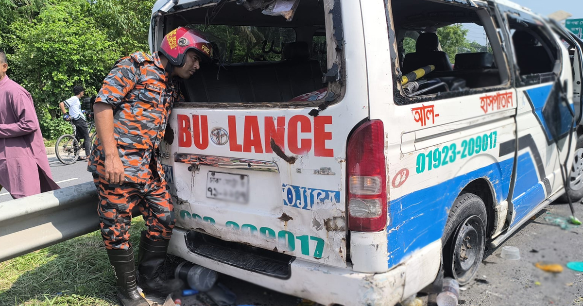 মুন্সীগঞ্জের শ্রীনগরে ঢাকা-মাওয়া এক্সপ্রেসওয়েতে অ্যাম্বুলেন্স দুর্ঘটনায় আহত ৬