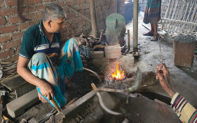 ঈদকে ঘিরে চুয়াডাঙ্গার কামারপল্লীতে ব্যস্ততা, কারিগরদের মুখে সাময়িক হাসি