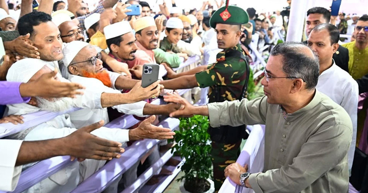 জাতীয় ঈদগাহে মুসল্লিদের সঙ্গে প্রধানমন্ত্রীর শুভেচ্ছা বিনিময়