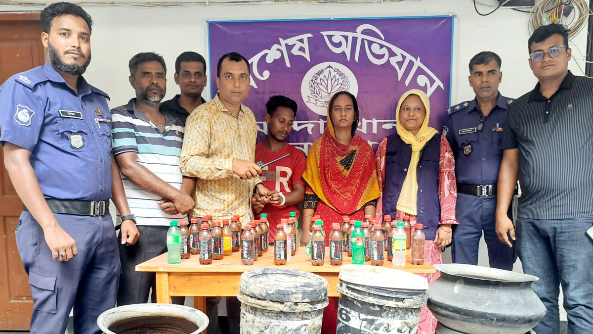নওগাঁর মান্দায় ৪০০ লিটার চোলাই মদ উদ্ধার, গ্রেপ্তার ৪