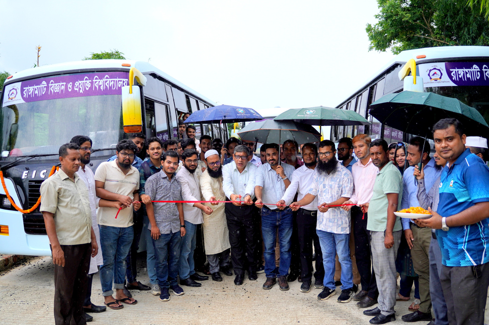রাবিপ্রবিতে শিক্ষার্থীদের জন্য নতুন তিনটি মিনিবাসের উদ্বোধন