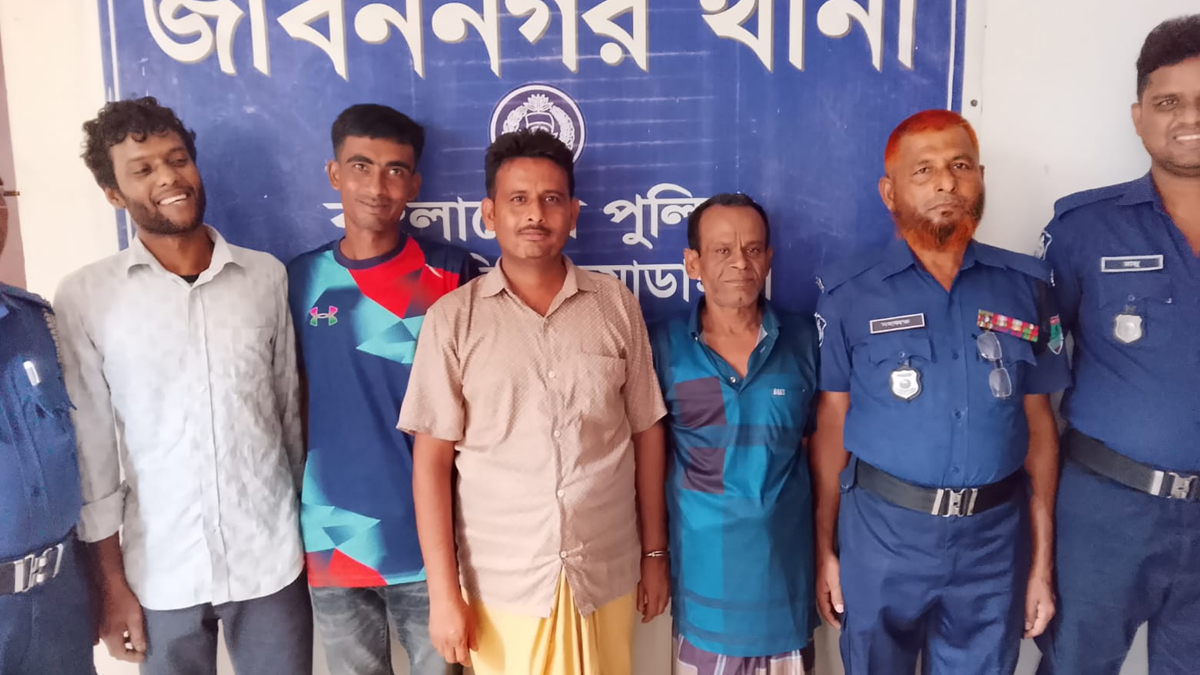 চুয়াডাঙ্গার জীবননগরে মামলার আসামিসহ চারজন গ্রেপ্তার