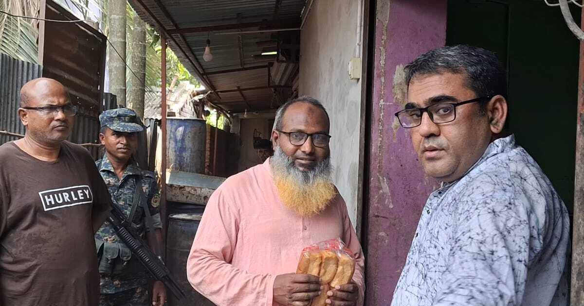চুয়াডাঙ্গায় নোংরা পরিবেশে খাদ্যপণ্য উৎপাদন, প্রতিষ্ঠানকে ৬০ হাজার টাকা জরিমানা