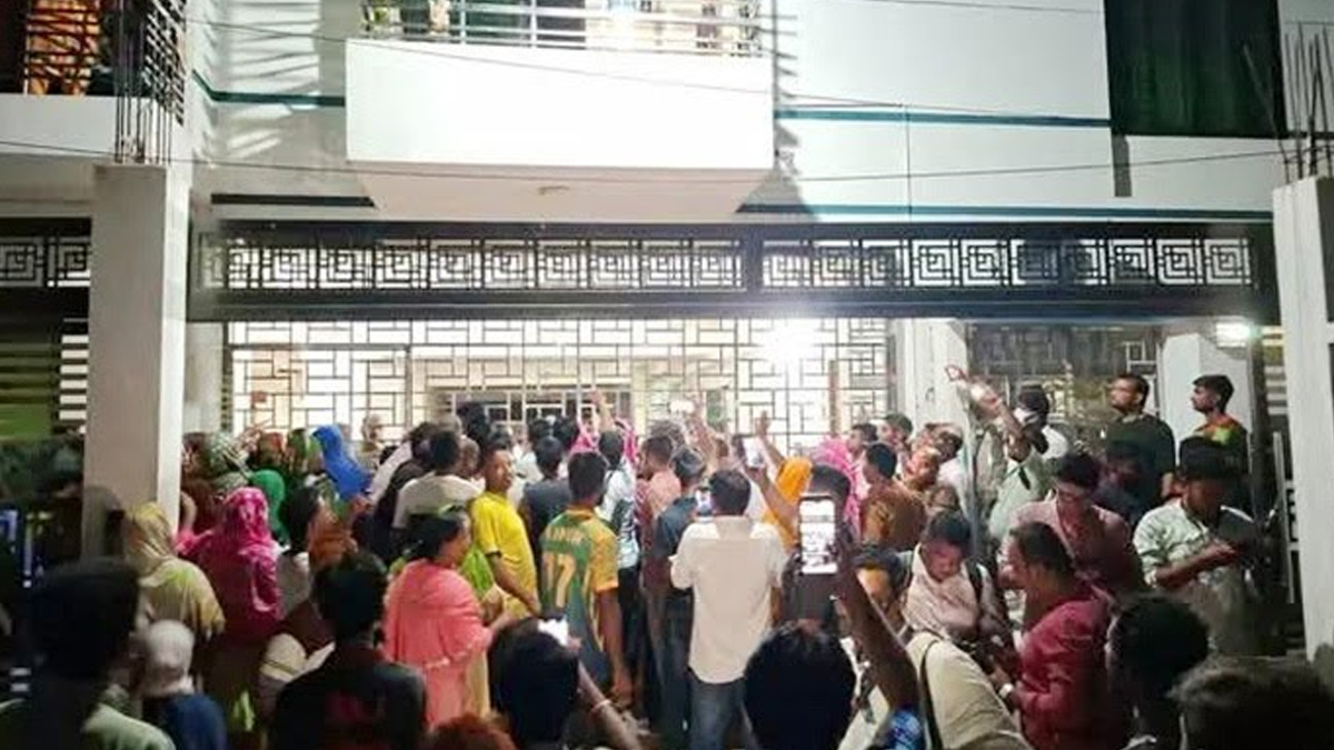 কুষ্টিয়ায় সাবেক মেয়র আনোয়ার আলীর বাড়িতে যৌথ অভিযান, বাইরে বিক্ষোভ