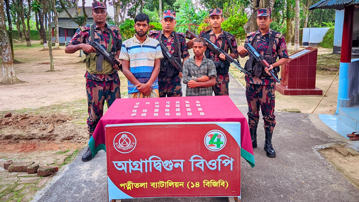 নওগাঁ সীমান্তে ২৭০ পিস ট্যা.পে.ন্টা.ড.ল.সহ দুই মা.দ.ক কারবারি আটক