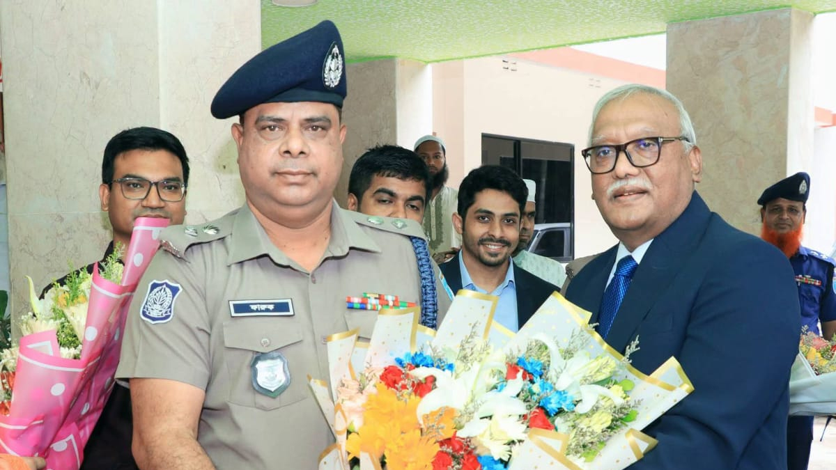 নরসিংদী সার্কিট হাউসে বিচারপতি ফরিদ আহমেদকে অভ্যর্থনা জানান পুলিশ সুপার