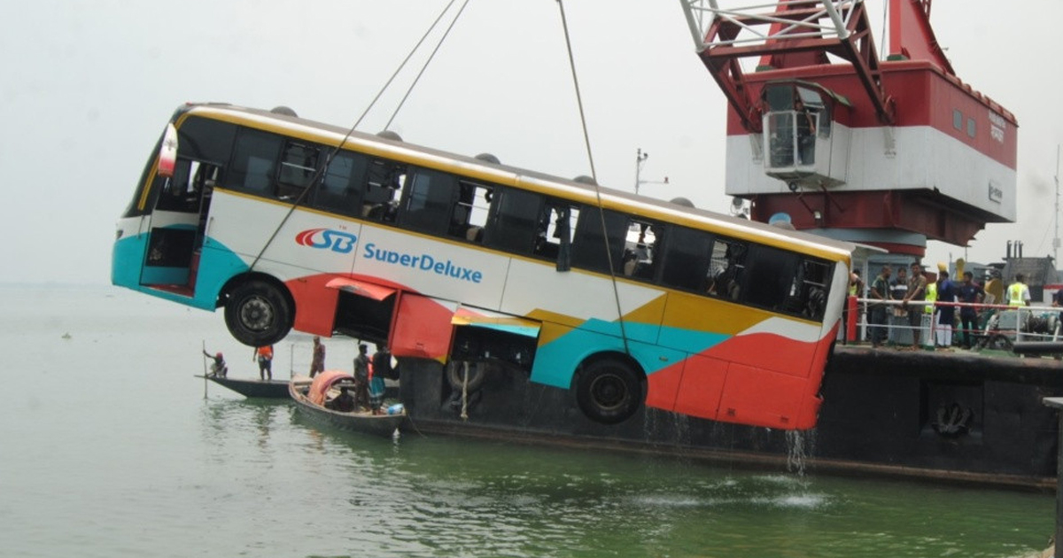 দৌলতদিয়া ফেরিঘাটে ডুবে যাওয়া বাসটি উদ্ধার, হতাহতের ঘটনা ঘটেনি