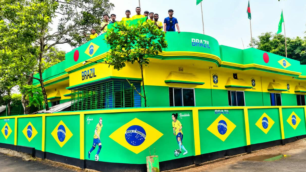 যে বাড়ি দেখতে আসছেন অন্য দলের ভক্তরাও