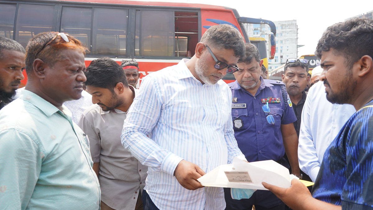 ময়মনসিংহ নগরীর মাসকান্দায় অবৈধ স্থাপনা উচ্ছেদ অভিযান