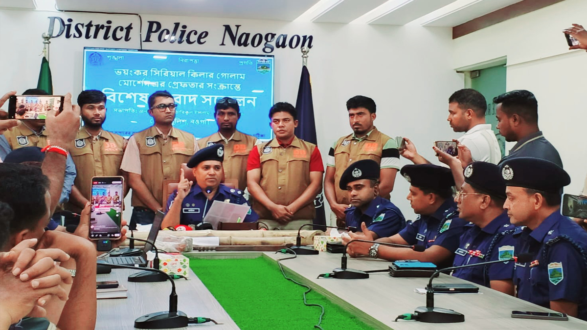 নওগাঁ পুলিশের হাতে গ্রেপ্তার কথিত সিরিয়াল হামলার অভিযুক্ত