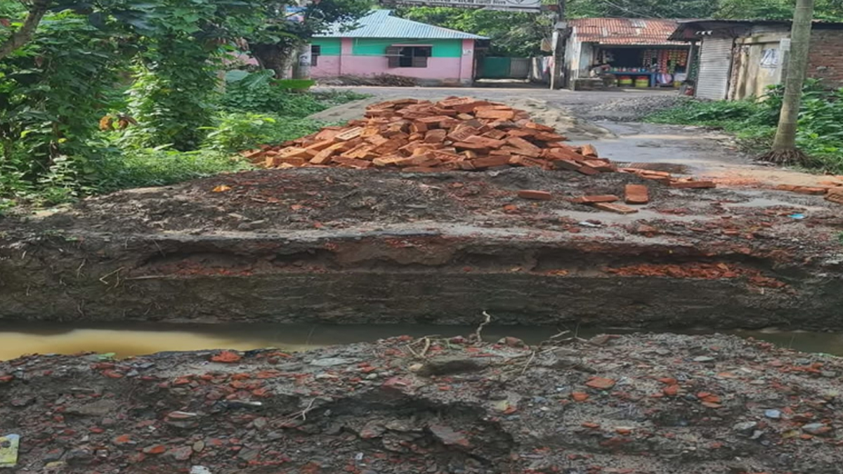 কালভার্ট নির্মাণে অনিয়মের অভিযোগ, চরম দুর্ভোগে এলাকাবাসী