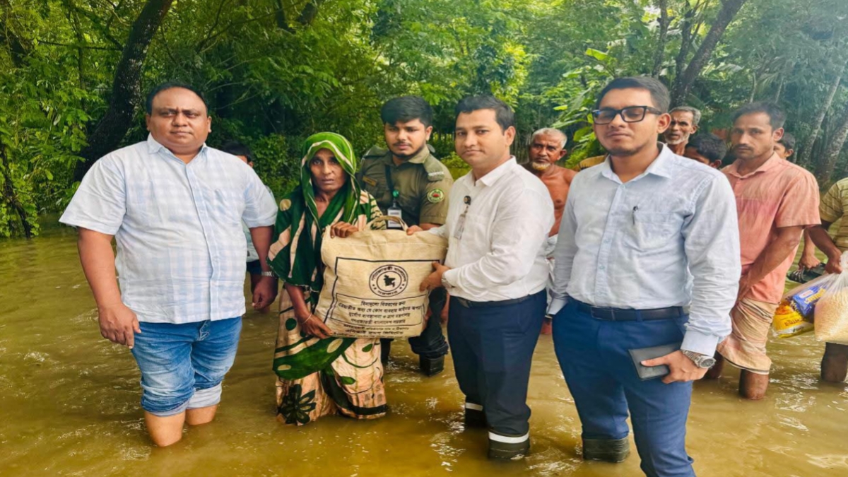 হাতিয়ায় পানিবন্দি মানুষের বাড়ি বাড়ি খাবার পৌঁছে দিল উপজেলা প্রশাসন
