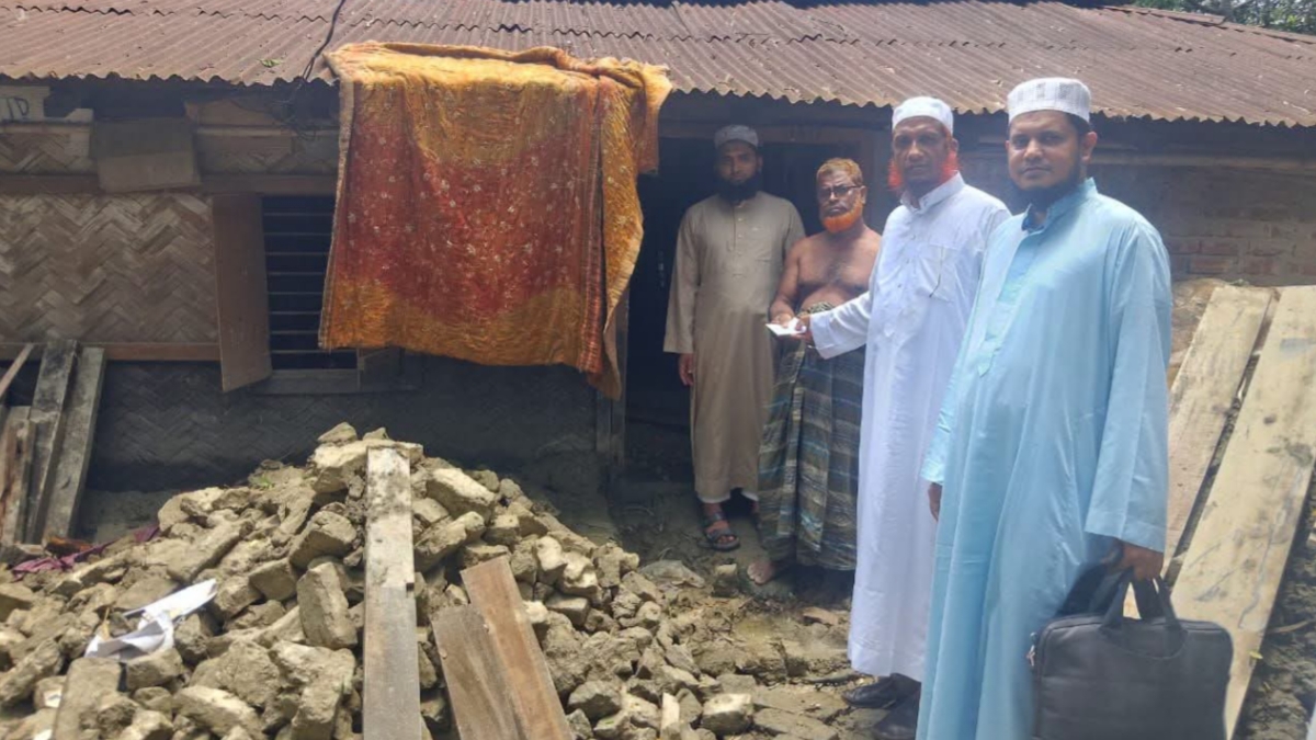 বাঁশখালীর বন্যাদুর্গত ১০০ পরিবারকে ঘর মেরামতে ৫ লাখ টাকা সহায়তা