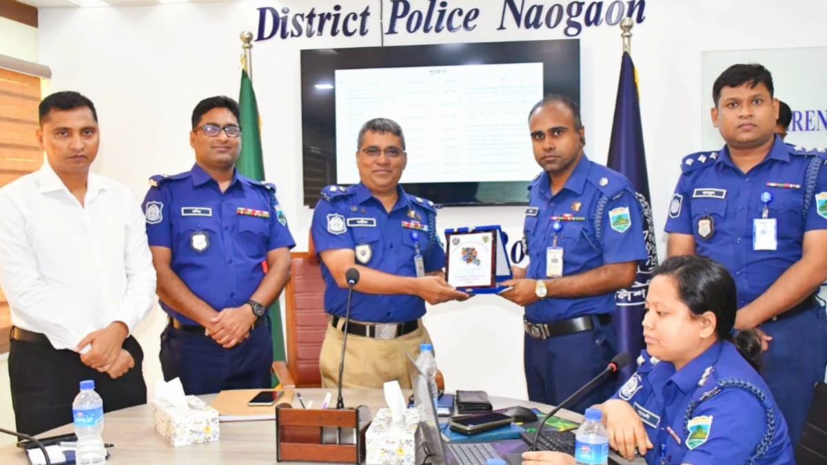 নওগাঁয় মাসিক অপরাধ সভা, কৃতী পুলিশ সদস্যদের সম্মাননা প্রদান