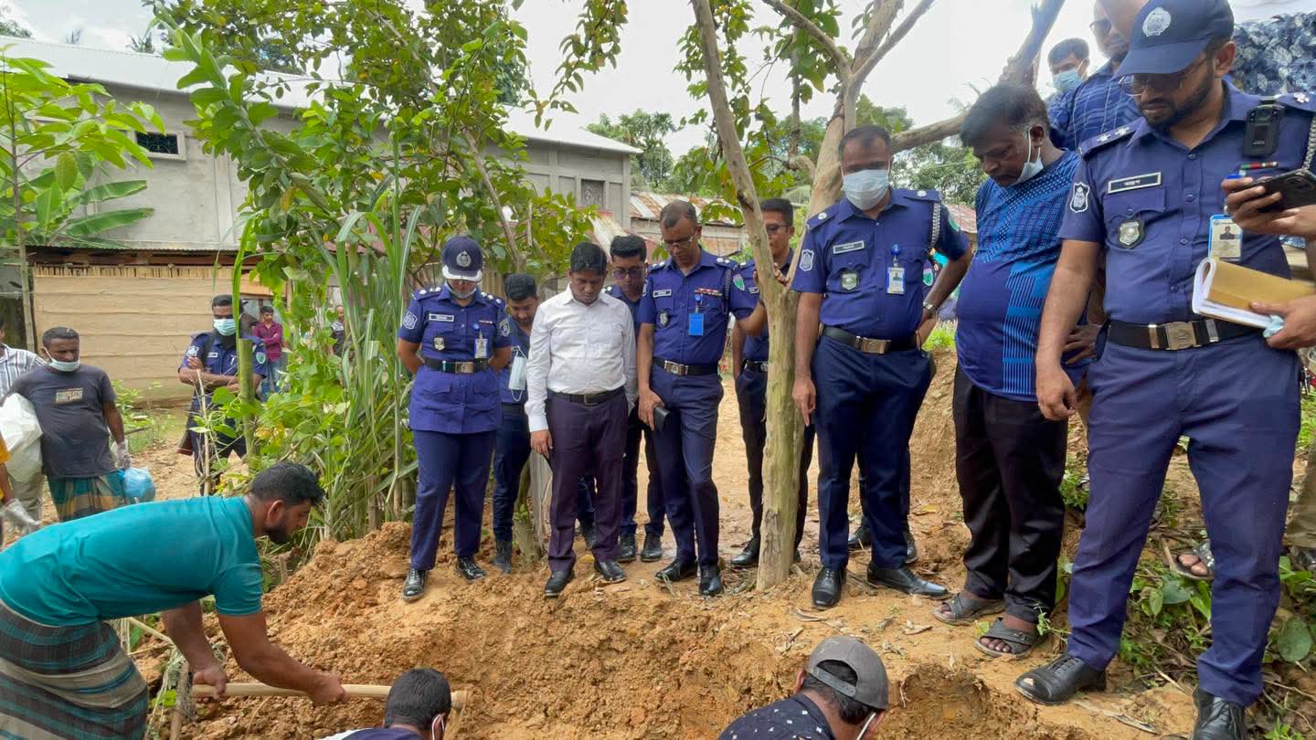 রাজনগরে উঠানের ৮ ফুট গভীর থেকে গৃহবধূর মরদেহ উদ্ধার