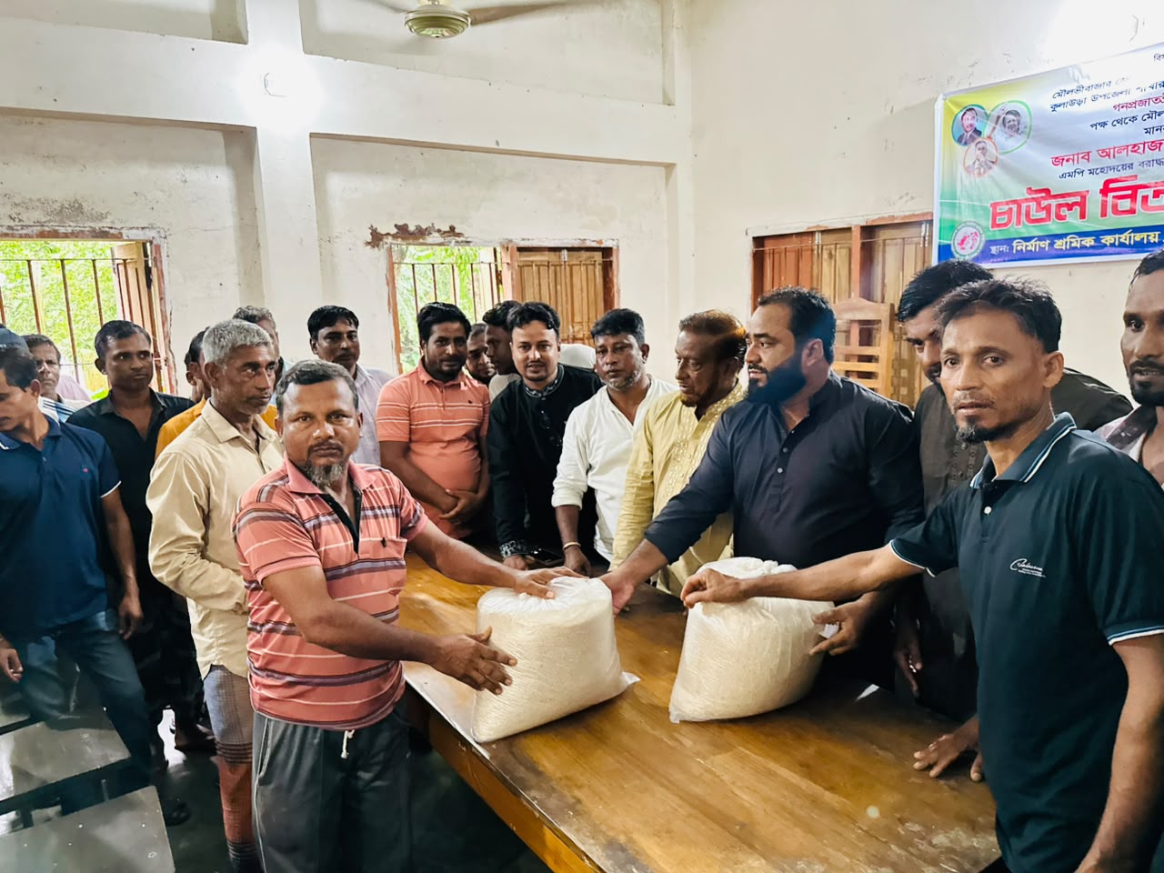 ‎কুলাউড়ায় এমপির বরাদ্দের চাল পেলেন ২ হাজার নির্মাণ শ্রমিক