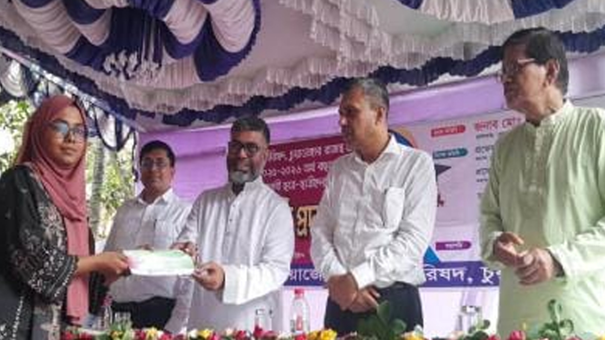 চুয়াডাঙ্গায় ২৯২ মেধাবী ও দরিদ্র শিক্ষার্থীকে বৃত্তি প্রদান