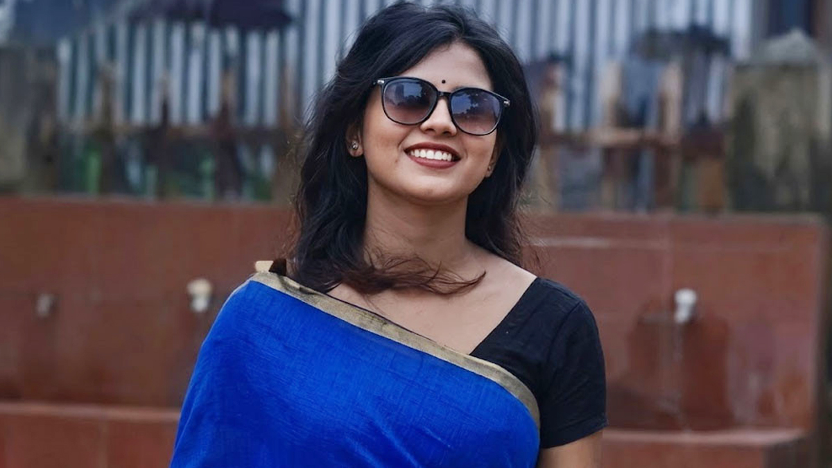 গানে গানে বিউটি রাণী পালের সঙ্গে সংহতি জানাচ্ছেন শিক্ষকরা